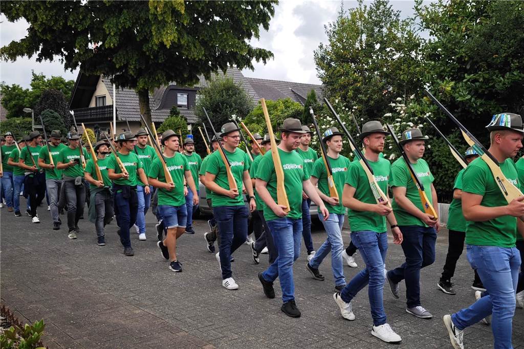 Viele befreundete Vereine aus Alstätte und Umgebung sind zum Jubiläum des Schützenvereins Schmäinghook gekommen. Alleine 15 Kutschen fuhren durch den Ort.