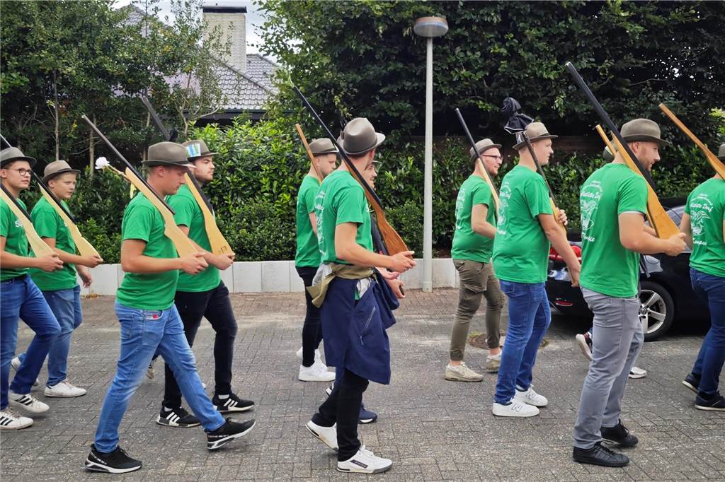 Viele befreundete Vereine aus Alstätte und Umgebung sind zum Jubiläum des Schützenvereins Schmäinghook gekommen. Alleine 15 Kutschen fuhren durch den Ort.