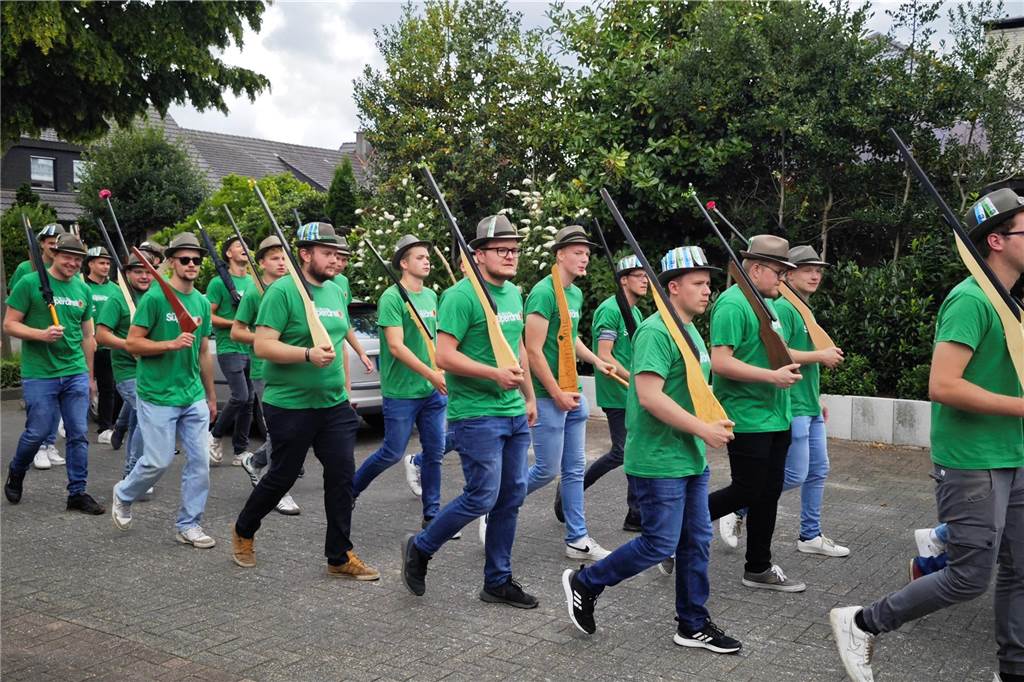Viele befreundete Vereine aus Alstätte und Umgebung sind zum Jubiläum des Schützenvereins Schmäinghook gekommen. Alleine 15 Kutschen fuhren durch den Ort.