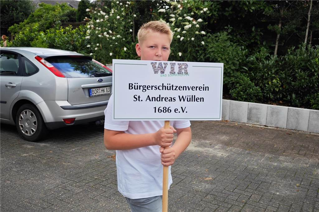 Viele befreundete Vereine aus Alstätte und Umgebung sind zum Jubiläum des Schützenvereins Schmäinghook gekommen. Alleine 15 Kutschen fuhren durch den Ort.