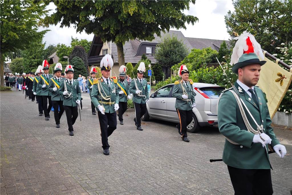 Viele befreundete Vereine aus Alstätte und Umgebung sind zum Jubiläum des Schützenvereins Schmäinghook gekommen. Alleine 15 Kutschen fuhren durch den Ort.