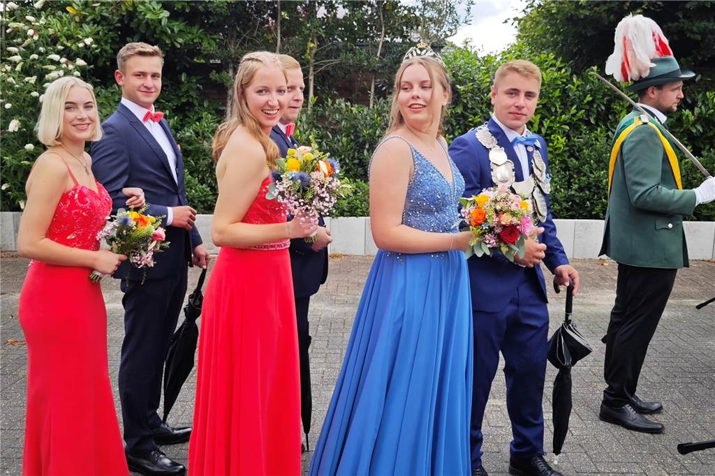 Viele befreundete Vereine aus Alstätte und Umgebung sind zum Jubiläum des Schützenvereins Schmäinghook gekommen. Alleine 15 Kutschen fuhren durch den Ort.