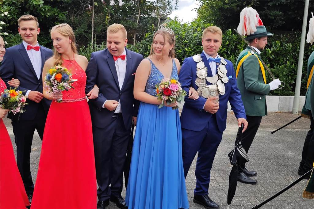 Viele befreundete Vereine aus Alstätte und Umgebung sind zum Jubiläum des Schützenvereins Schmäinghook gekommen. Alleine 15 Kutschen fuhren durch den Ort.