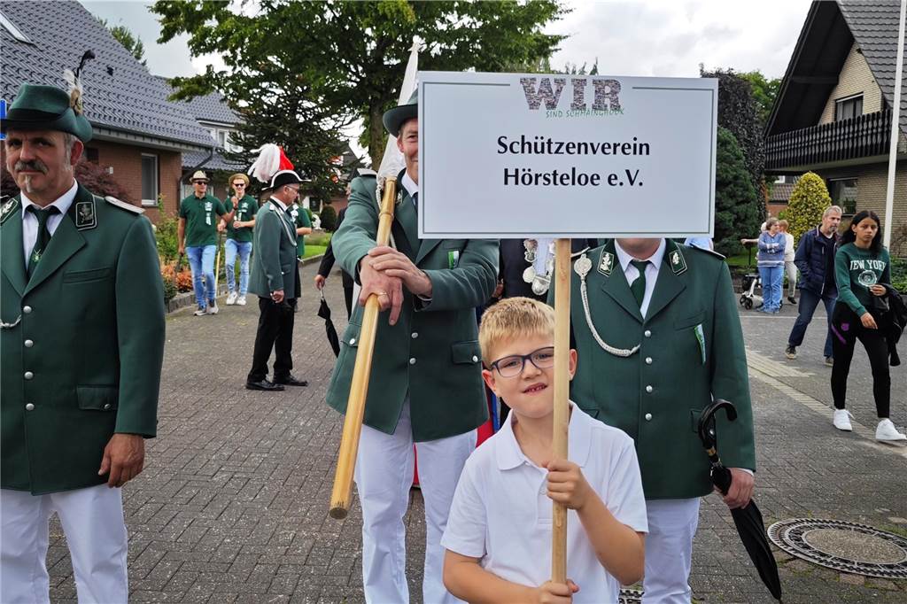 Viele befreundete Vereine aus Alstätte und Umgebung sind zum Jubiläum des Schützenvereins Schmäinghook gekommen. Alleine 15 Kutschen fuhren durch den Ort.