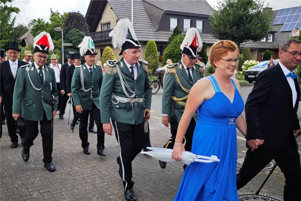 Viele befreundete Vereine aus Alstätte und Umgebung sind zum Jubiläum des Schützenvereins Schmäinghook gekommen. Alleine 15 Kutschen fuhren durch den Ort.
