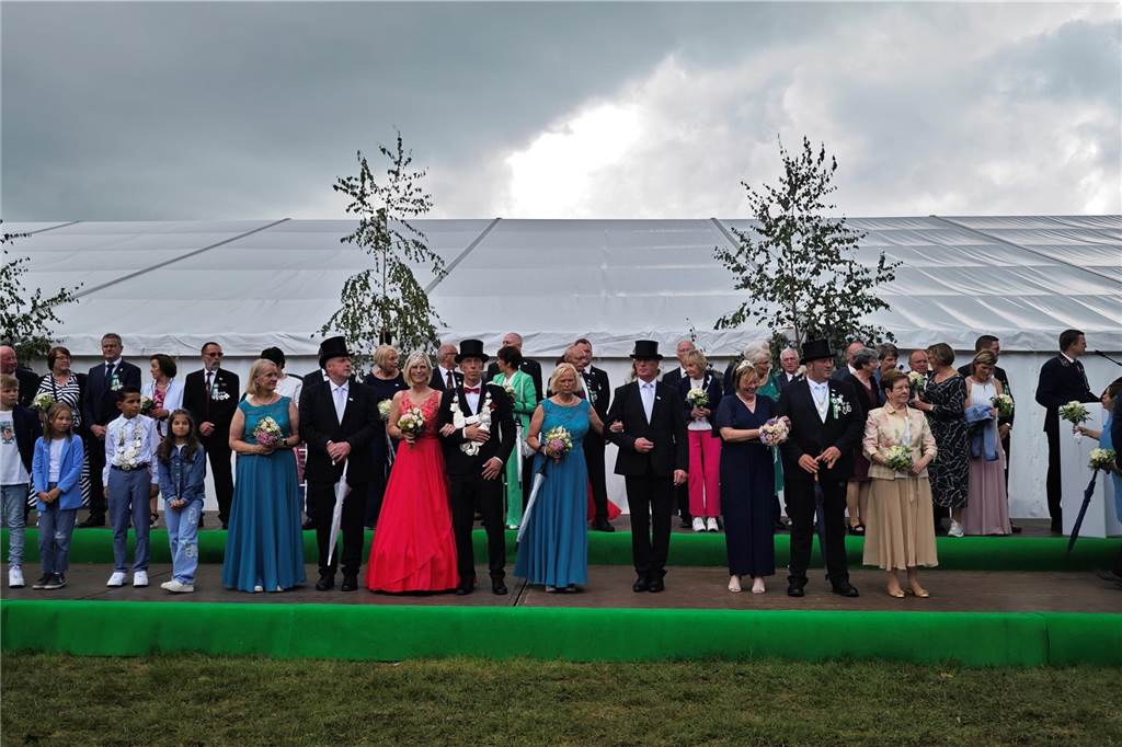 Viele befreundete Vereine aus Alstätte und Umgebung sind zum Jubiläum des Schützenvereins Schmäinghook gekommen. Alleine 15 Kutschen fuhren durch den Ort.