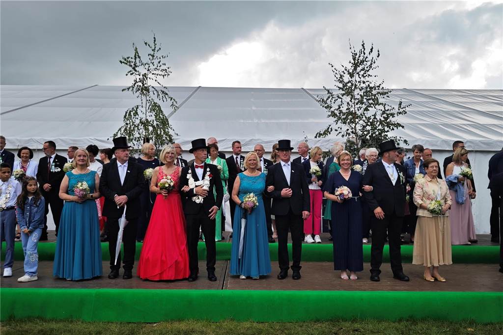 Viele befreundete Vereine aus Alstätte und Umgebung sind zum Jubiläum des Schützenvereins Schmäinghook gekommen. Alleine 15 Kutschen fuhren durch den Ort.