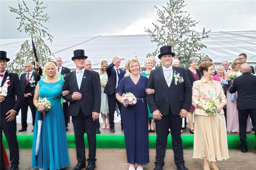 Viele befreundete Vereine aus Alstätte und Umgebung sind zum Jubiläum des Schützenvereins Schmäinghook gekommen. Alleine 15 Kutschen fuhren durch den Ort.