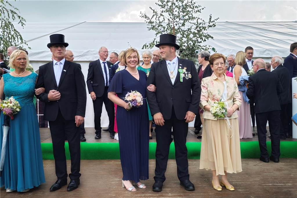 Viele befreundete Vereine aus Alstätte und Umgebung sind zum Jubiläum des Schützenvereins Schmäinghook gekommen. Alleine 15 Kutschen fuhren durch den Ort.