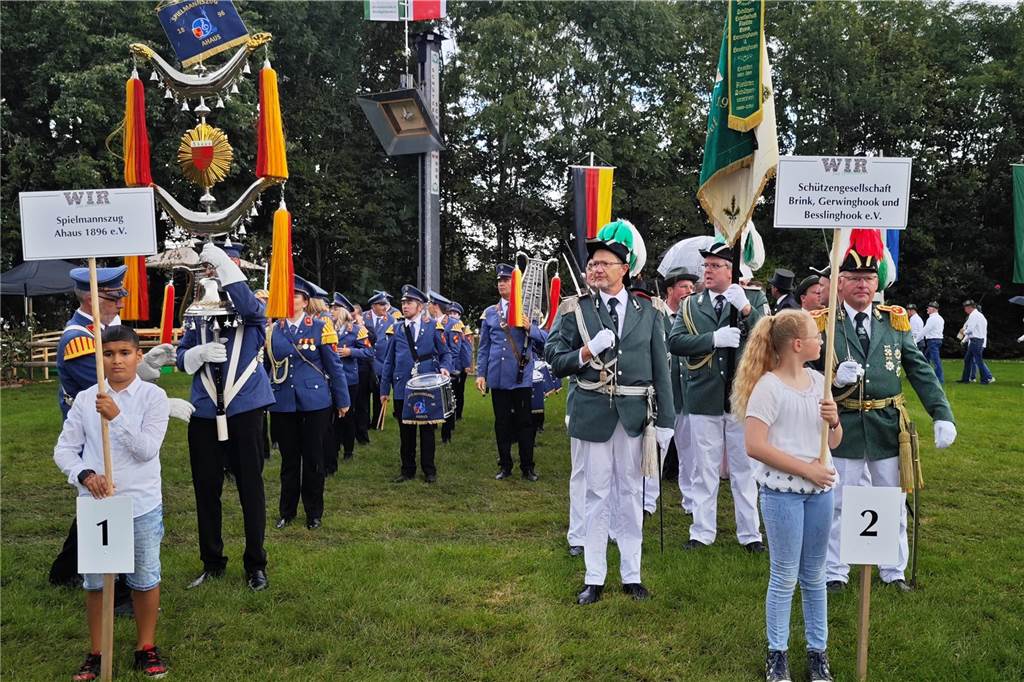 Viele befreundete Vereine aus Alstätte und Umgebung sind zum Jubiläum des Schützenvereins Schmäinghook gekommen. Alleine 15 Kutschen fuhren durch den Ort.