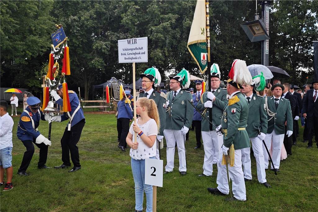 Viele befreundete Vereine aus Alstätte und Umgebung sind zum Jubiläum des Schützenvereins Schmäinghook gekommen. Alleine 15 Kutschen fuhren durch den Ort.