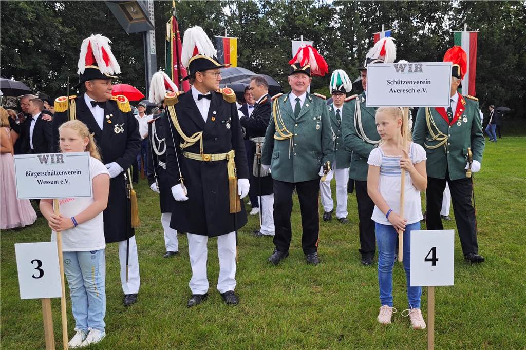 Viele befreundete Vereine aus Alstätte und Umgebung sind zum Jubiläum des Schützenvereins Schmäinghook gekommen. Alleine 15 Kutschen fuhren durch den Ort.