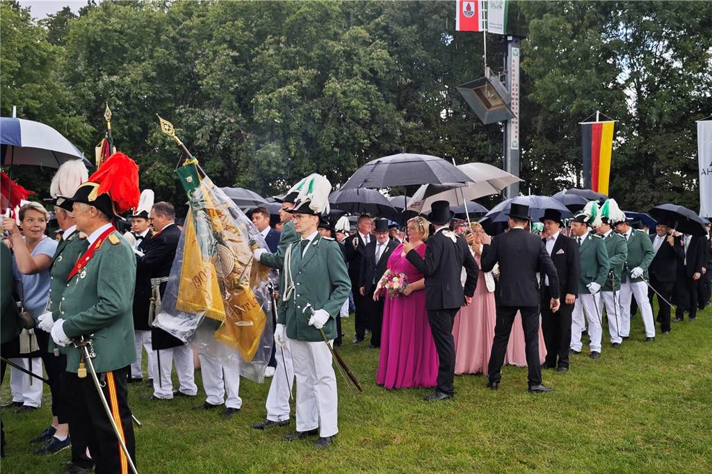Viele befreundete Vereine aus Alstätte und Umgebung sind zum Jubiläum des Schützenvereins Schmäinghook gekommen. Alleine 15 Kutschen fuhren durch den Ort.