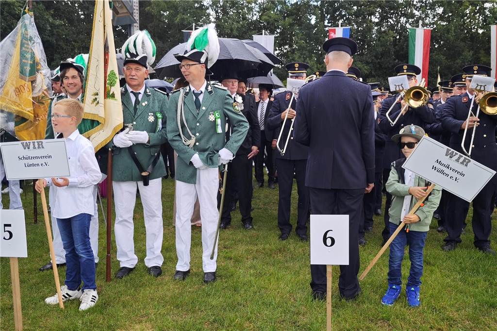 Viele befreundete Vereine aus Alstätte und Umgebung sind zum Jubiläum des Schützenvereins Schmäinghook gekommen. Alleine 15 Kutschen fuhren durch den Ort.