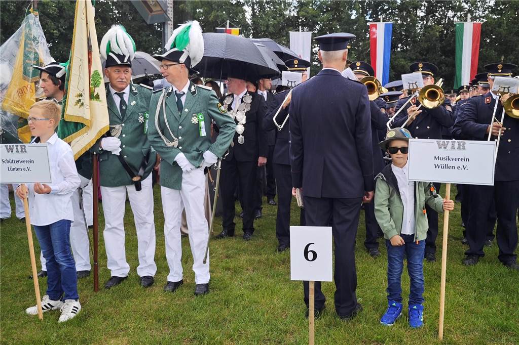 Viele befreundete Vereine aus Alstätte und Umgebung sind zum Jubiläum des Schützenvereins Schmäinghook gekommen. Alleine 15 Kutschen fuhren durch den Ort.