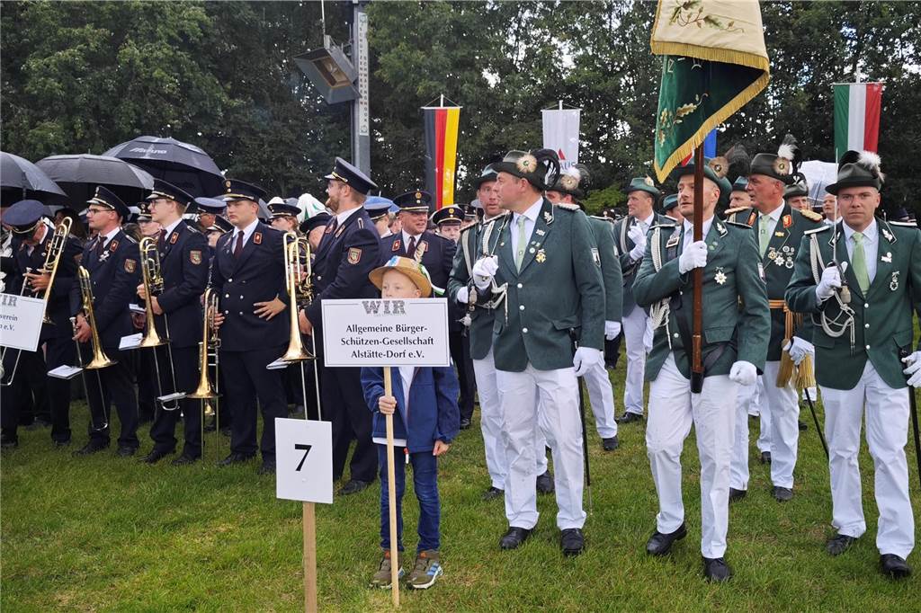 Viele befreundete Vereine aus Alstätte und Umgebung sind zum Jubiläum des Schützenvereins Schmäinghook gekommen. Alleine 15 Kutschen fuhren durch den Ort.