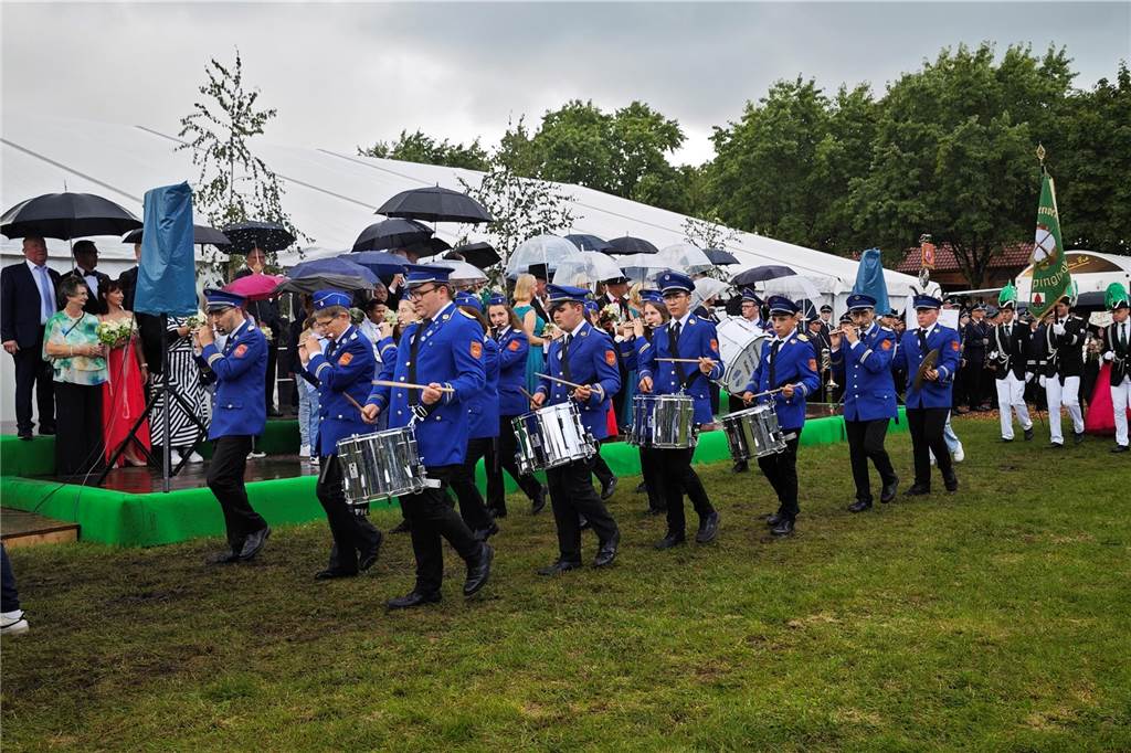Viele befreundete Vereine aus Alstätte und Umgebung sind zum Jubiläum des Schützenvereins Schmäinghook gekommen. Alleine 15 Kutschen fuhren durch den Ort.