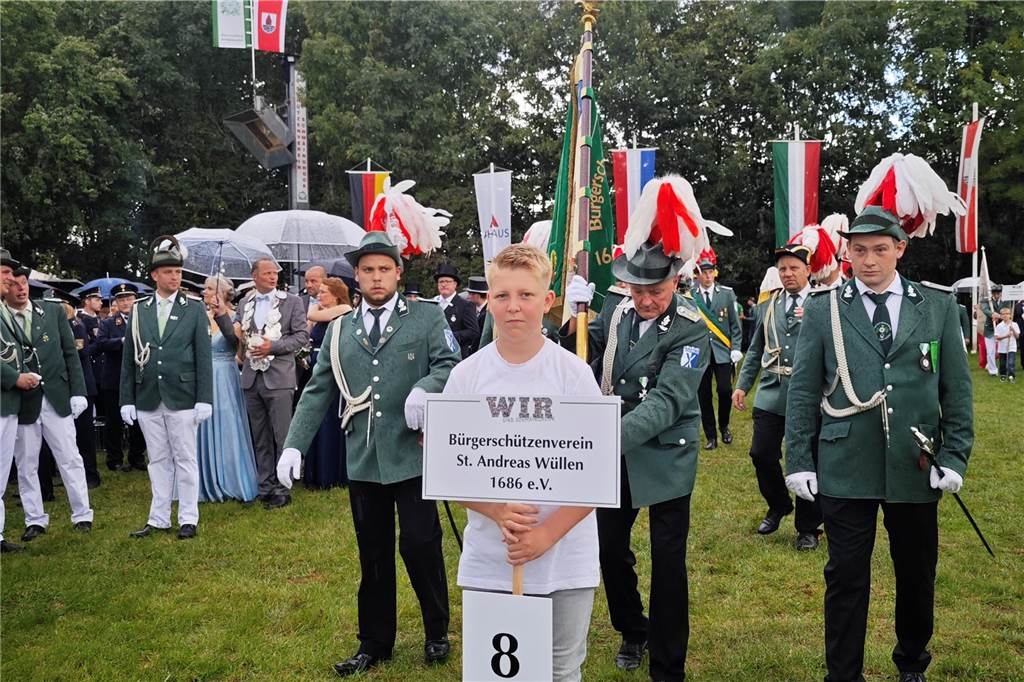 Viele befreundete Vereine aus Alstätte und Umgebung sind zum Jubiläum des Schützenvereins Schmäinghook gekommen. Alleine 15 Kutschen fuhren durch den Ort.