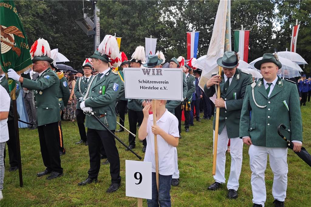 Viele befreundete Vereine aus Alstätte und Umgebung sind zum Jubiläum des Schützenvereins Schmäinghook gekommen. Alleine 15 Kutschen fuhren durch den Ort.