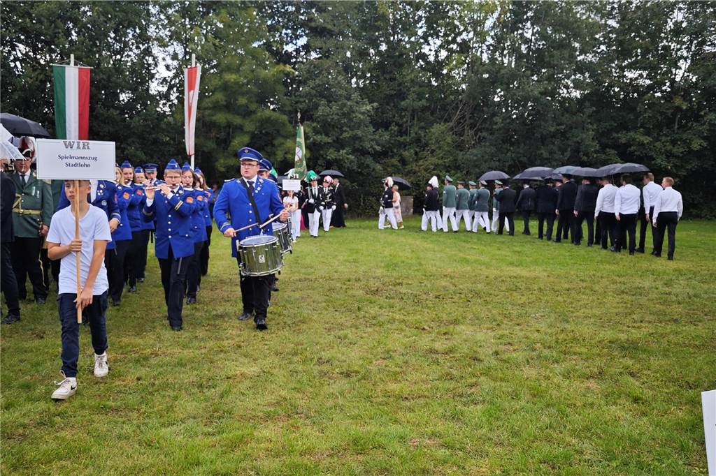 Viele befreundete Vereine aus Alstätte und Umgebung sind zum Jubiläum des Schützenvereins Schmäinghook gekommen. Alleine 15 Kutschen fuhren durch den Ort.