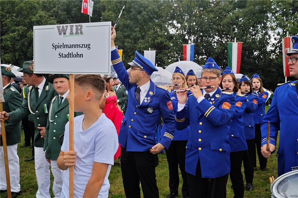 Viele befreundete Vereine aus Alstätte und Umgebung sind zum Jubiläum des Schützenvereins Schmäinghook gekommen. Alleine 15 Kutschen fuhren durch den Ort.