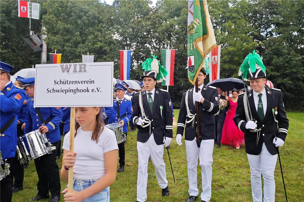 Viele befreundete Vereine aus Alstätte und Umgebung sind zum Jubiläum des Schützenvereins Schmäinghook gekommen. Alleine 15 Kutschen fuhren durch den Ort.