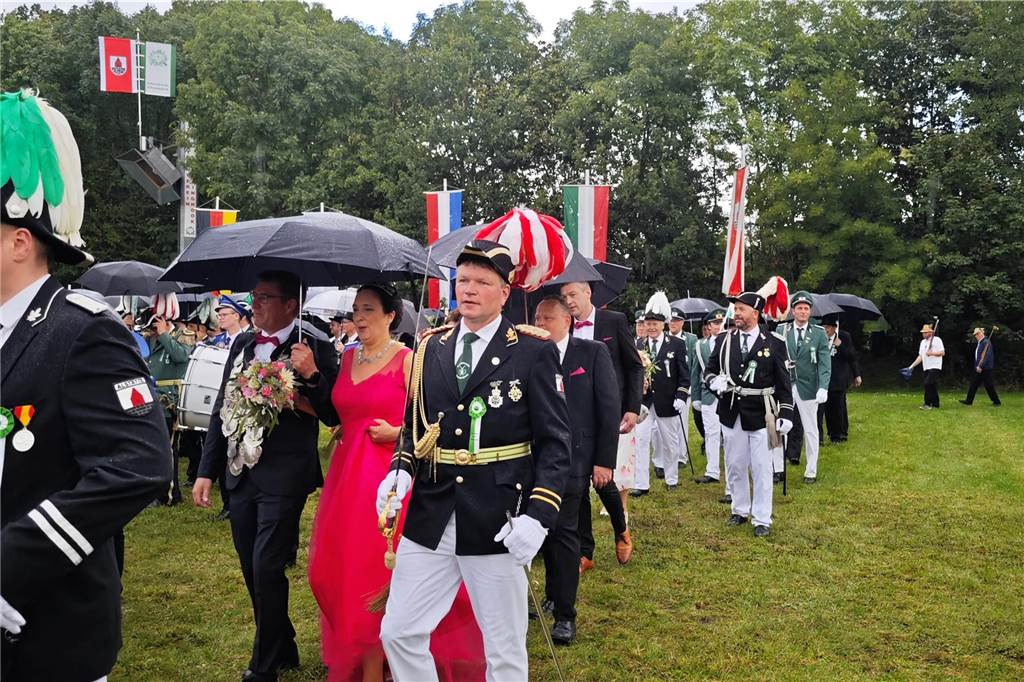 Viele befreundete Vereine aus Alstätte und Umgebung sind zum Jubiläum des Schützenvereins Schmäinghook gekommen. Alleine 15 Kutschen fuhren durch den Ort.