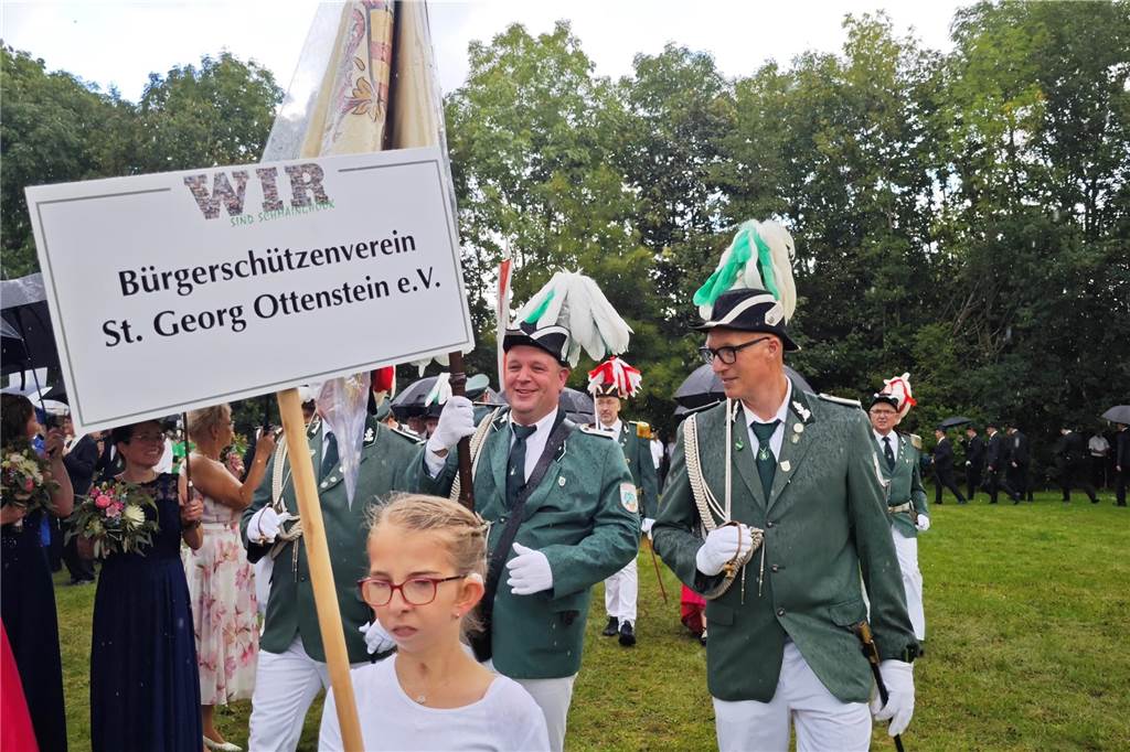 Viele befreundete Vereine aus Alstätte und Umgebung sind zum Jubiläum des Schützenvereins Schmäinghook gekommen. Alleine 15 Kutschen fuhren durch den Ort.