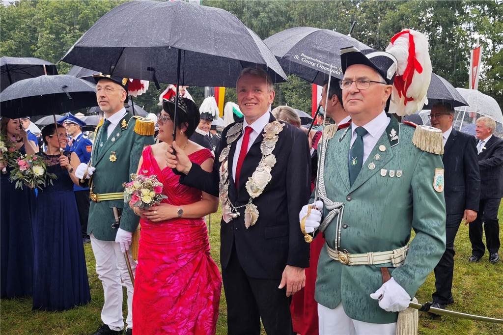 Viele befreundete Vereine aus Alstätte und Umgebung sind zum Jubiläum des Schützenvereins Schmäinghook gekommen. Alleine 15 Kutschen fuhren durch den Ort.