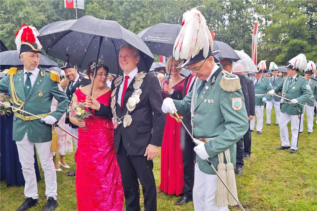 Viele befreundete Vereine aus Alstätte und Umgebung sind zum Jubiläum des Schützenvereins Schmäinghook gekommen. Alleine 15 Kutschen fuhren durch den Ort.