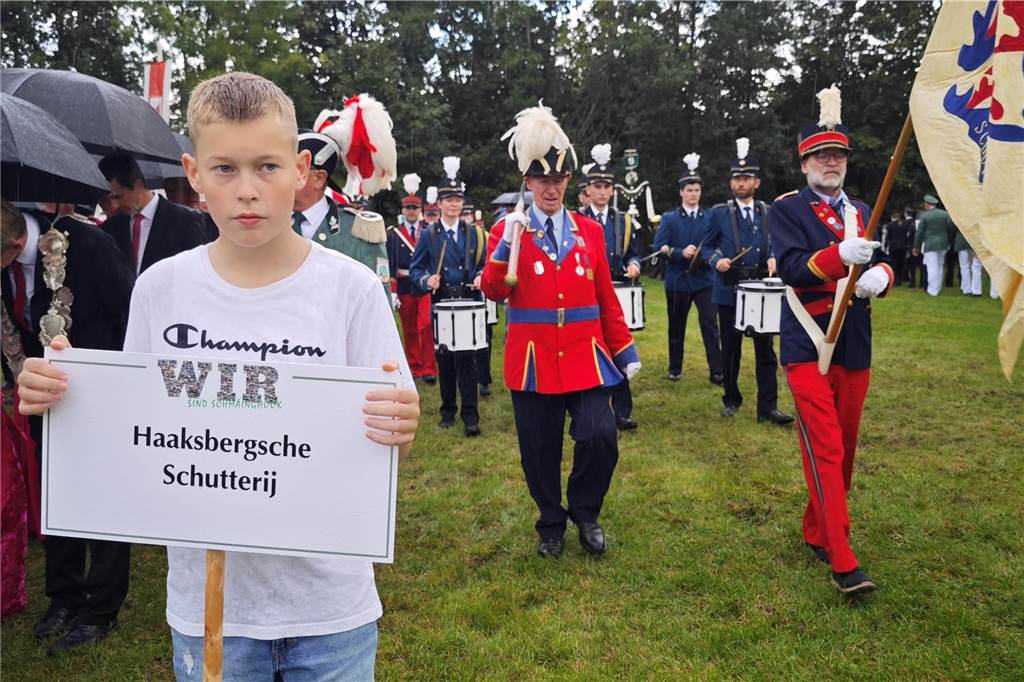 Viele befreundete Vereine aus Alstätte und Umgebung sind zum Jubiläum des Schützenvereins Schmäinghook gekommen. Alleine 15 Kutschen fuhren durch den Ort.