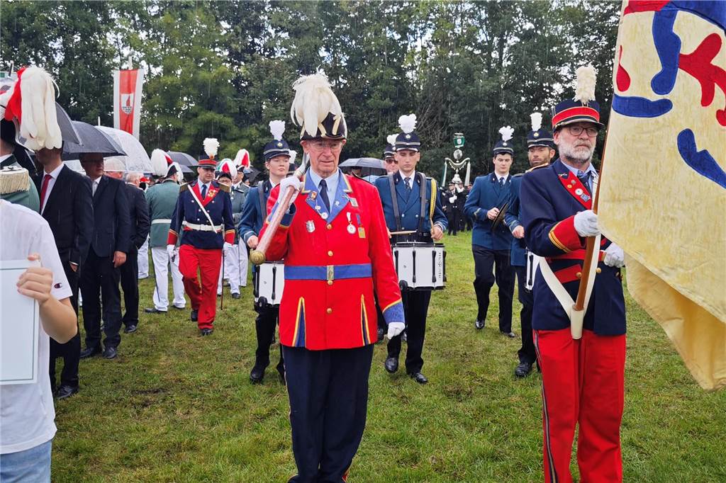 Viele befreundete Vereine aus Alstätte und Umgebung sind zum Jubiläum des Schützenvereins Schmäinghook gekommen. Alleine 15 Kutschen fuhren durch den Ort.