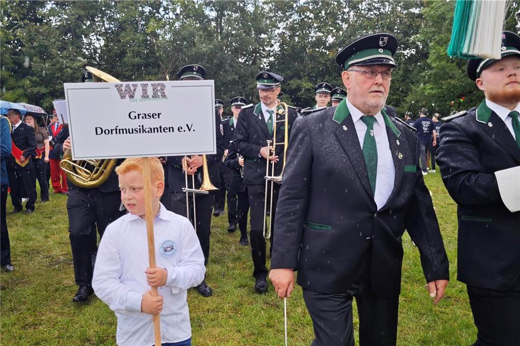 Viele befreundete Vereine aus Alstätte und Umgebung sind zum Jubiläum des Schützenvereins Schmäinghook gekommen. Alleine 15 Kutschen fuhren durch den Ort.