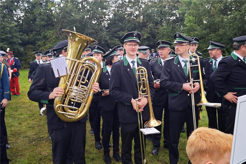 Viele befreundete Vereine aus Alstätte und Umgebung sind zum Jubiläum des Schützenvereins Schmäinghook gekommen. Alleine 15 Kutschen fuhren durch den Ort.
