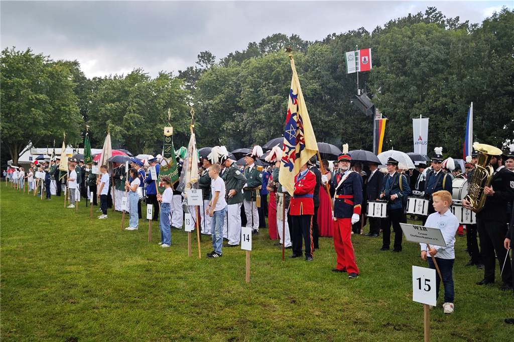 Viele befreundete Vereine aus Alstätte und Umgebung sind zum Jubiläum des Schützenvereins Schmäinghook gekommen. Alleine 15 Kutschen fuhren durch den Ort.
