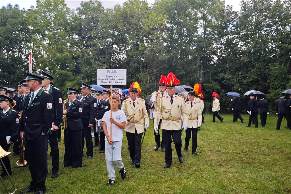 Viele befreundete Vereine aus Alstätte und Umgebung sind zum Jubiläum des Schützenvereins Schmäinghook gekommen. Alleine 15 Kutschen fuhren durch den Ort.