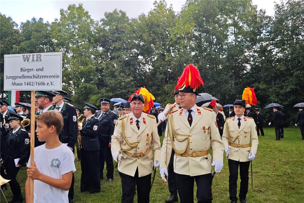 Viele befreundete Vereine aus Alstätte und Umgebung sind zum Jubiläum des Schützenvereins Schmäinghook gekommen. Alleine 15 Kutschen fuhren durch den Ort.