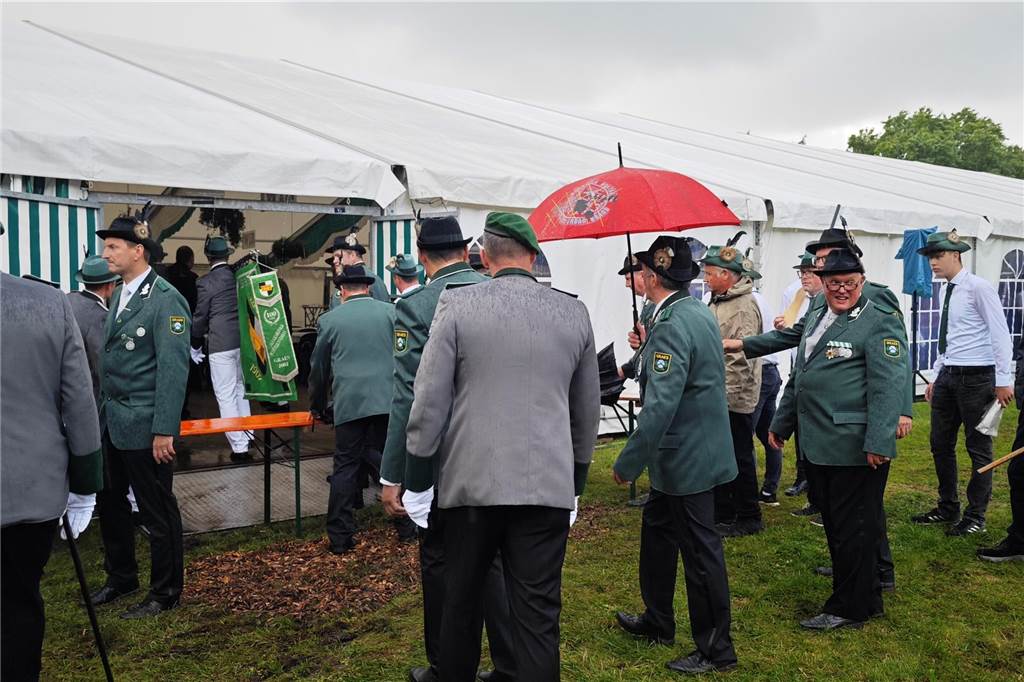 Viele befreundete Vereine aus Alstätte und Umgebung sind zum Jubiläum des Schützenvereins Schmäinghook gekommen. Alleine 15 Kutschen fuhren durch den Ort.