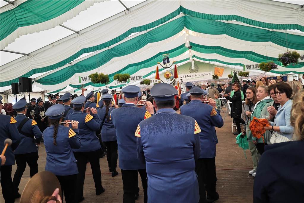 Viele befreundete Vereine aus Alstätte und Umgebung sind zum Jubiläum des Schützenvereins Schmäinghook gekommen. Alleine 15 Kutschen fuhren durch den Ort.