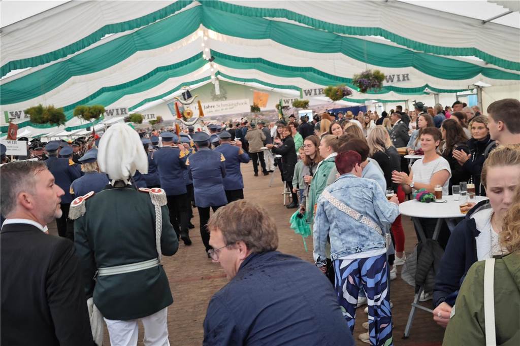 Viele befreundete Vereine aus Alstätte und Umgebung sind zum Jubiläum des Schützenvereins Schmäinghook gekommen. Alleine 15 Kutschen fuhren durch den Ort.