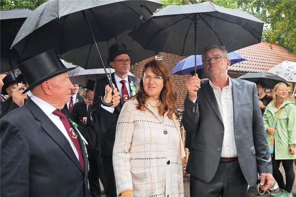 Viele befreundete Vereine aus Alstätte und Umgebung sind zum Jubiläum des Schützenvereins Schmäinghook gekommen. Alleine 15 Kutschen fuhren durch den Ort.