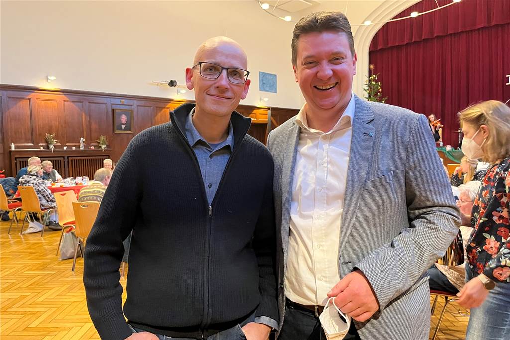 Marc Frese vom Verein „Mein Ickern“ und Bürgermeister Rajko Kravanja bei der Weihnachsfeier im Wichernhaus 2022 in Castrop-Rauxel. 