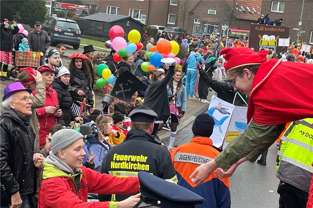 Viele Besucher, beste Stimmung: In Nordkirchen flogen am Nelkendienstag Kamelle und Blumen in die Menge.