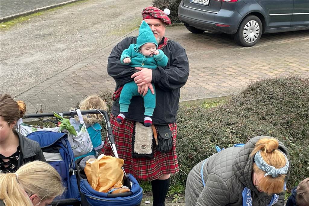 Viele Besucher, beste Stimmung: In Nordkirchen flogen am Nelkendienstag Kamelle und Blumen in die Menge.