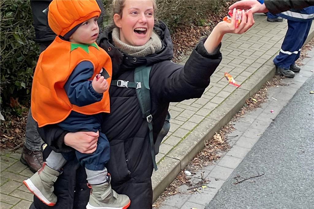 Viele Besucher, beste Stimmung: In Nordkirchen flogen am Nelkendienstag Kamelle und Blumen in die Menge.