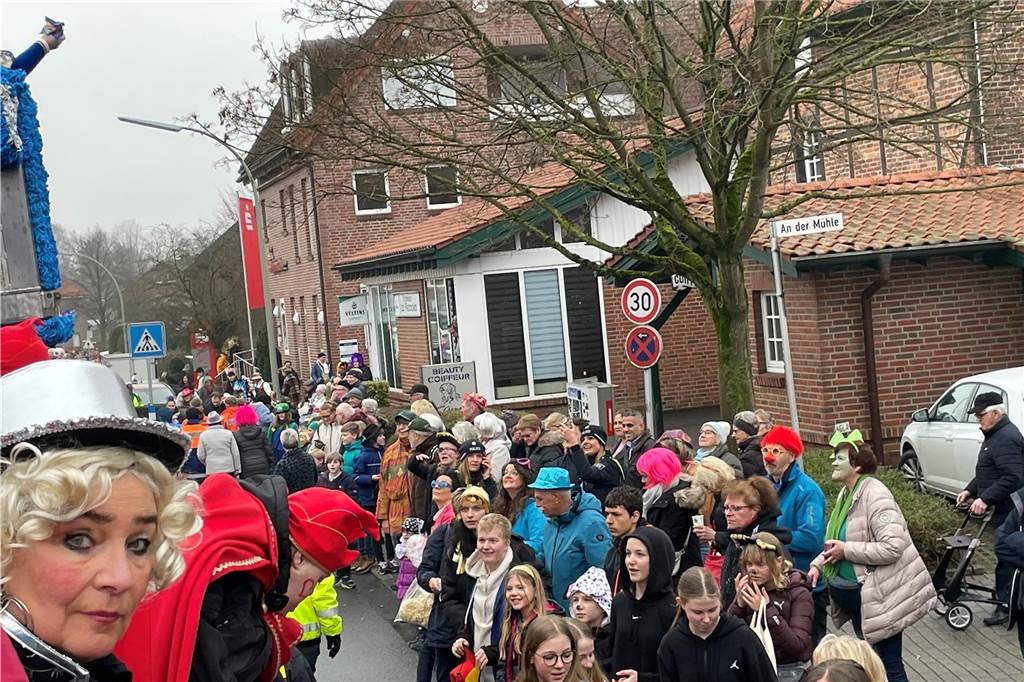 Viele Besucher, beste Stimmung: In Nordkirchen flogen am Nelkendienstag Kamelle und Blumen in die Menge.