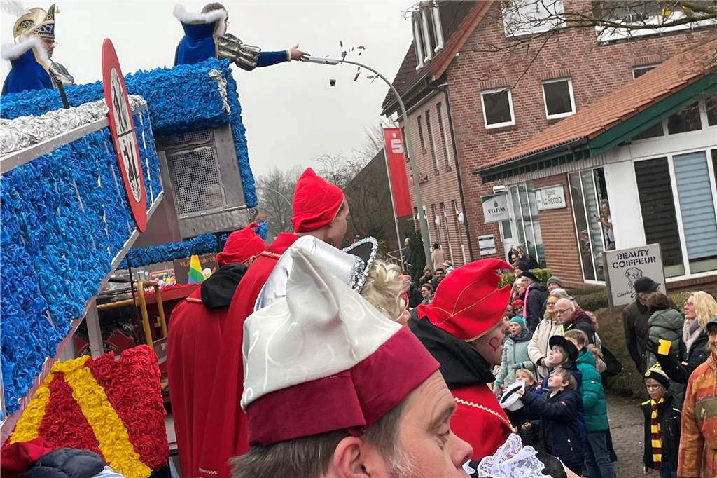 Viele Besucher, beste Stimmung: In Nordkirchen flogen am Nelkendienstag Kamelle und Blumen in die Menge.