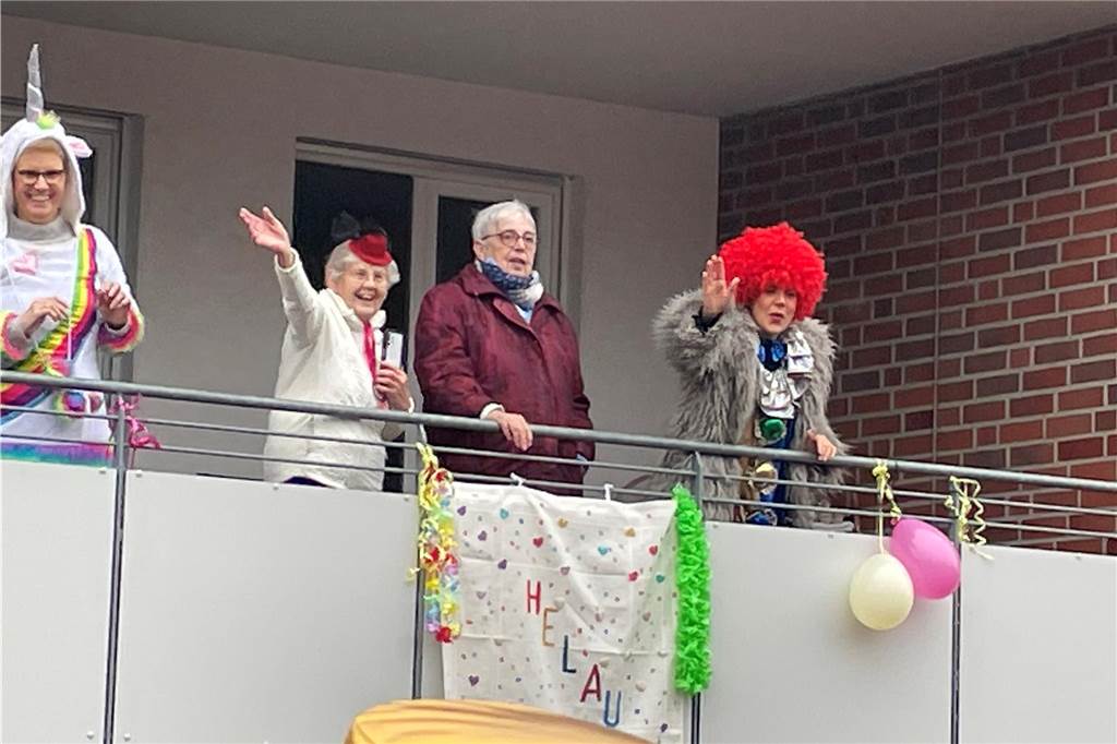 Viele Besucher, beste Stimmung: In Nordkirchen flogen am Nelkendienstag Kamelle und Blumen in die Menge.