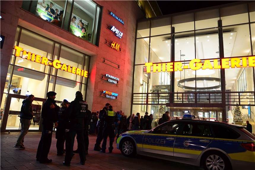 Böller-Explosion in der Thier-Galerie: Polizei ermittelt gegen rund 10 Verdächtige Viele Besucher der Thier-Galerie flohen nach dem Knall aus dem Gebäude. Die Polizei war mit einem großen Aufgebot vorort.