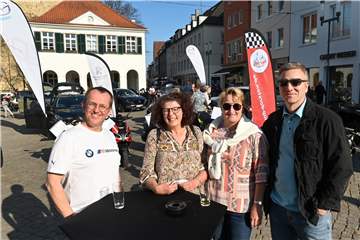 Besucher auf dem Dorstener Marktplatz am Samstag bei "Dorsten is(s)t Mobil" vor ausgestellten Autos